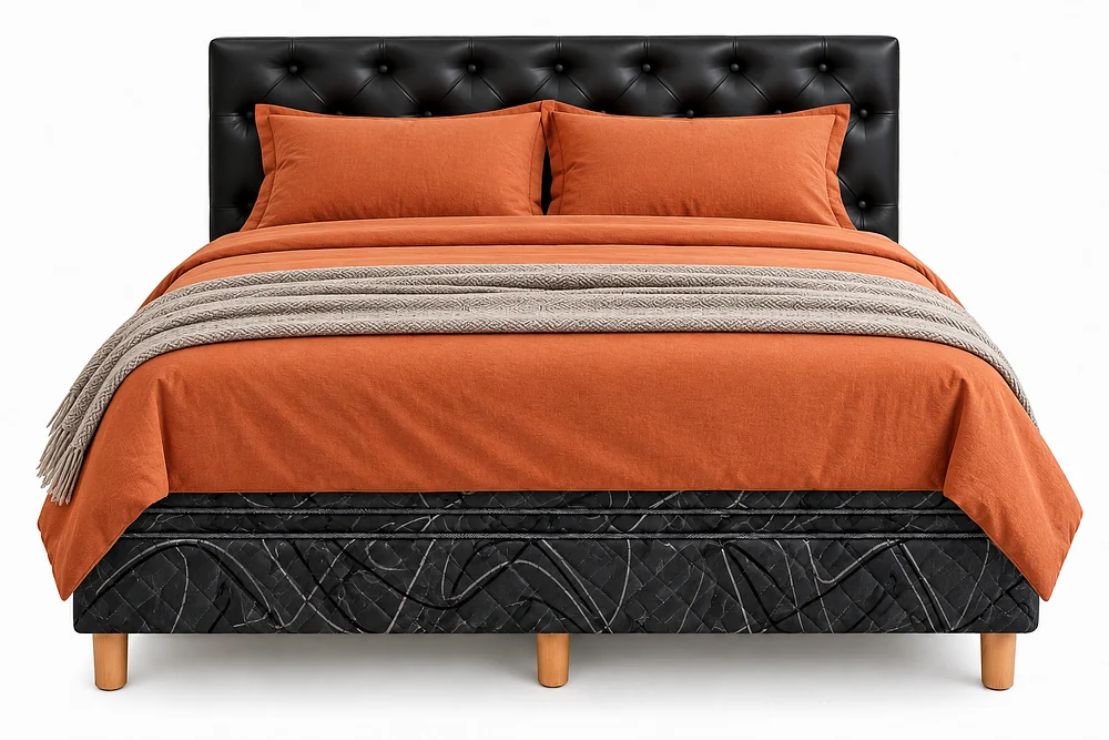 Cama tapizada con cabecera negra y colchón en medida King